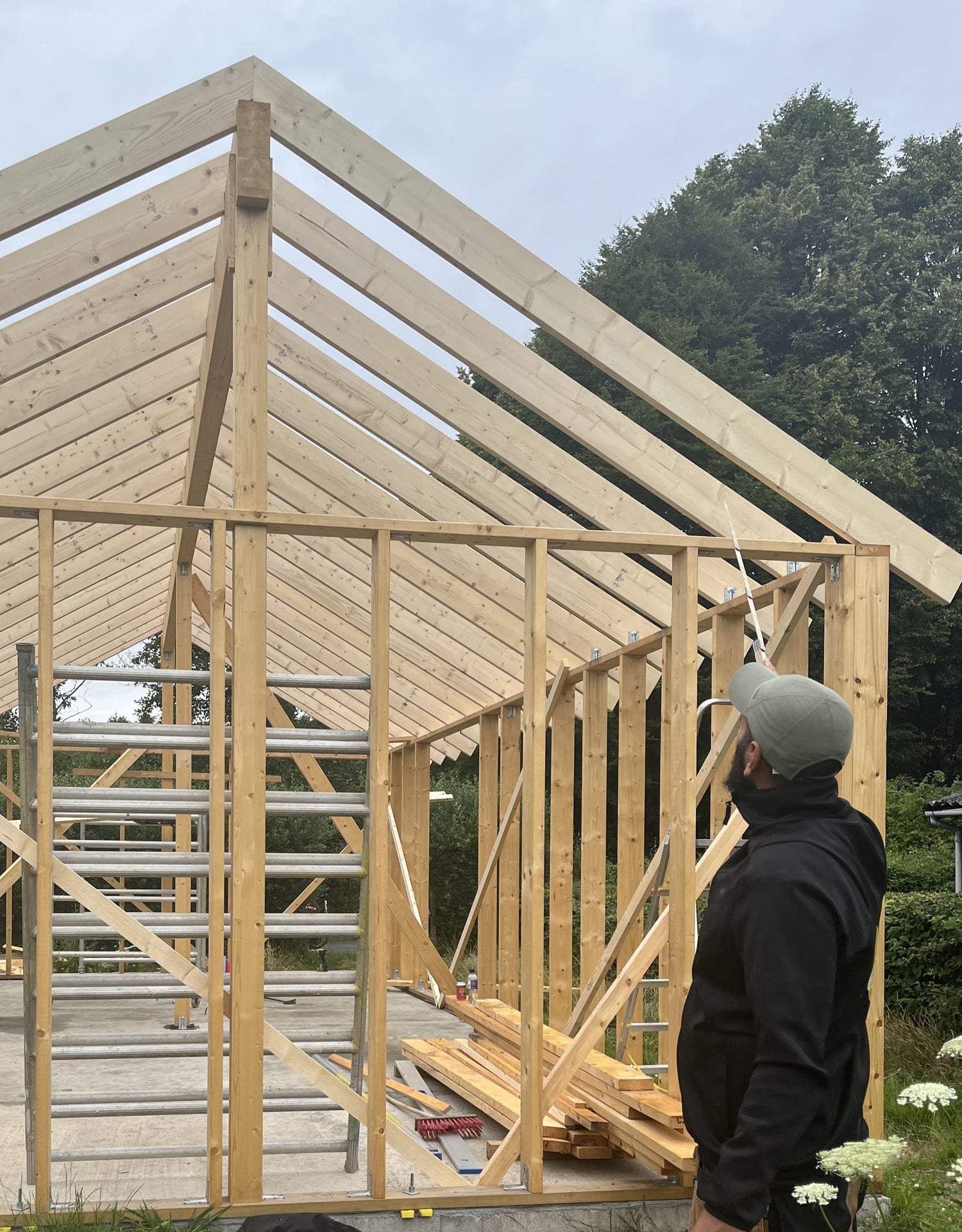 Emrecan foran hus under opførelse